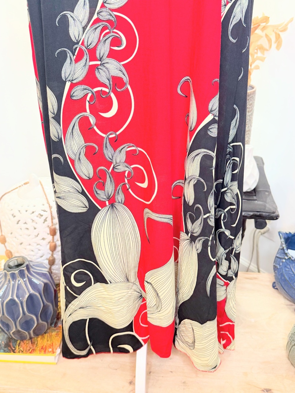 NWT Women’s Maxi Dress M/L Red Black Sleeveless Boho Resort Cruise Art Print - Picture 4 of 10